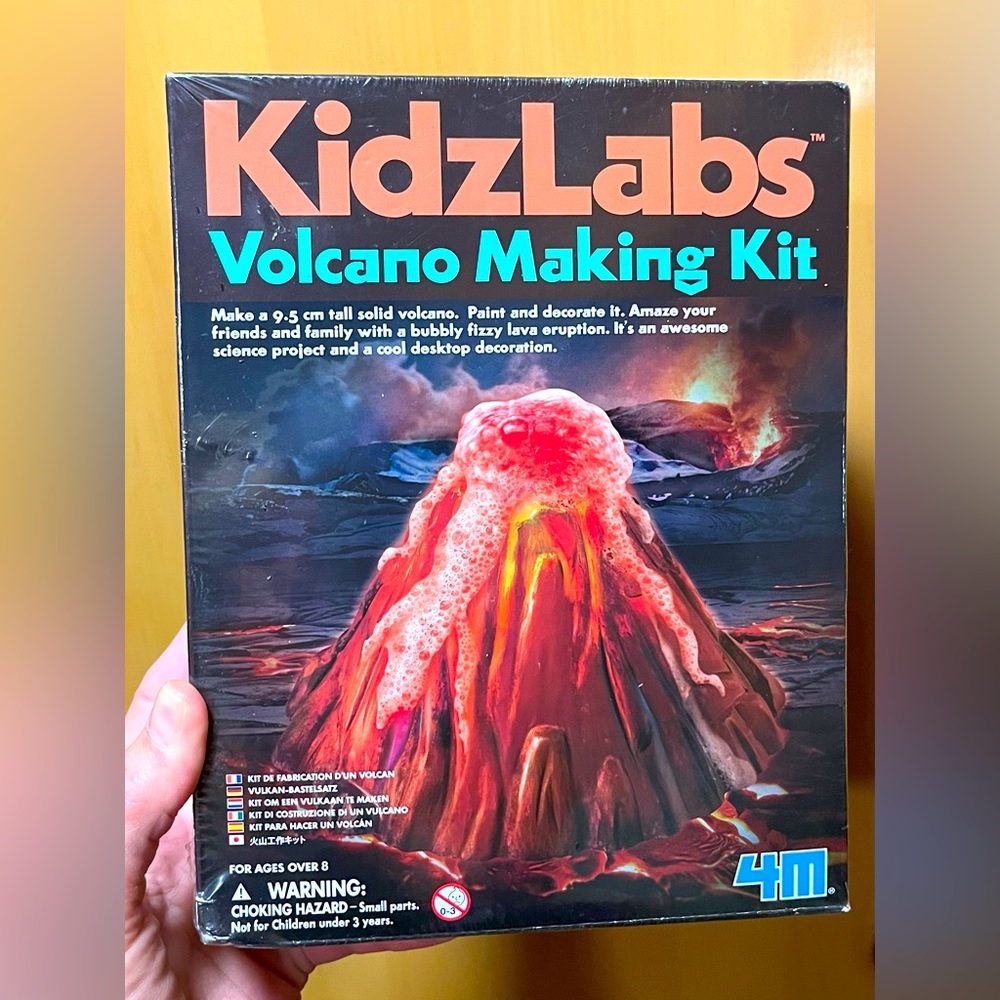 KIDS SCIENCE—VOLCANO MAKING KIT—8 YEARS+ BRAND NEW—GIFTS FOR EVERYONE